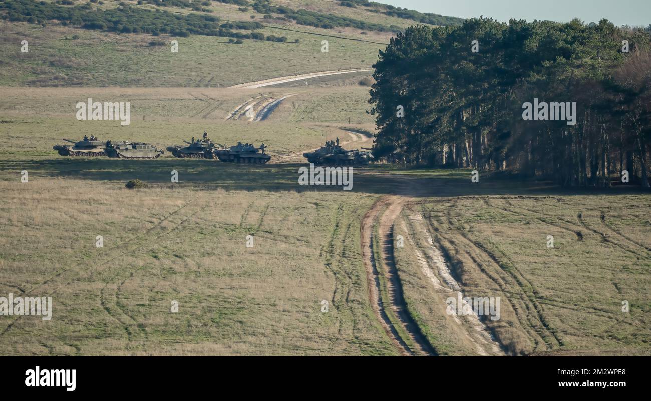 Uno squadrone di esercito britannico FV4034 Challenger 2 II principali carri armati di battaglia su un esercizio di combattimento militare, Wiltshire UK Foto Stock