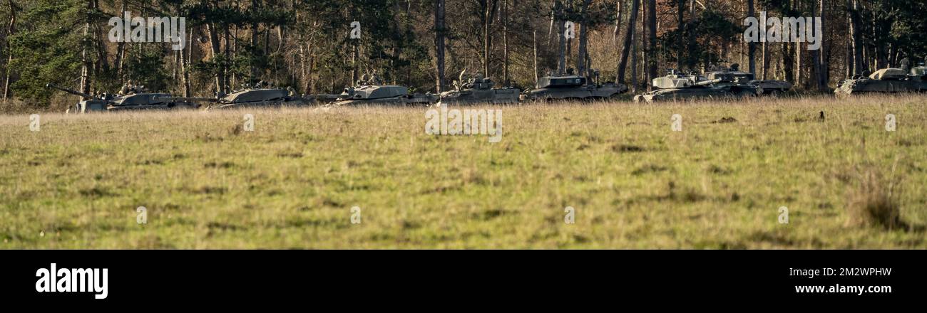 Uno squadrone di esercito britannico FV4034 Challenger 2 II principali carri armati di battaglia su un esercizio di combattimento militare, Wiltshire UK Foto Stock