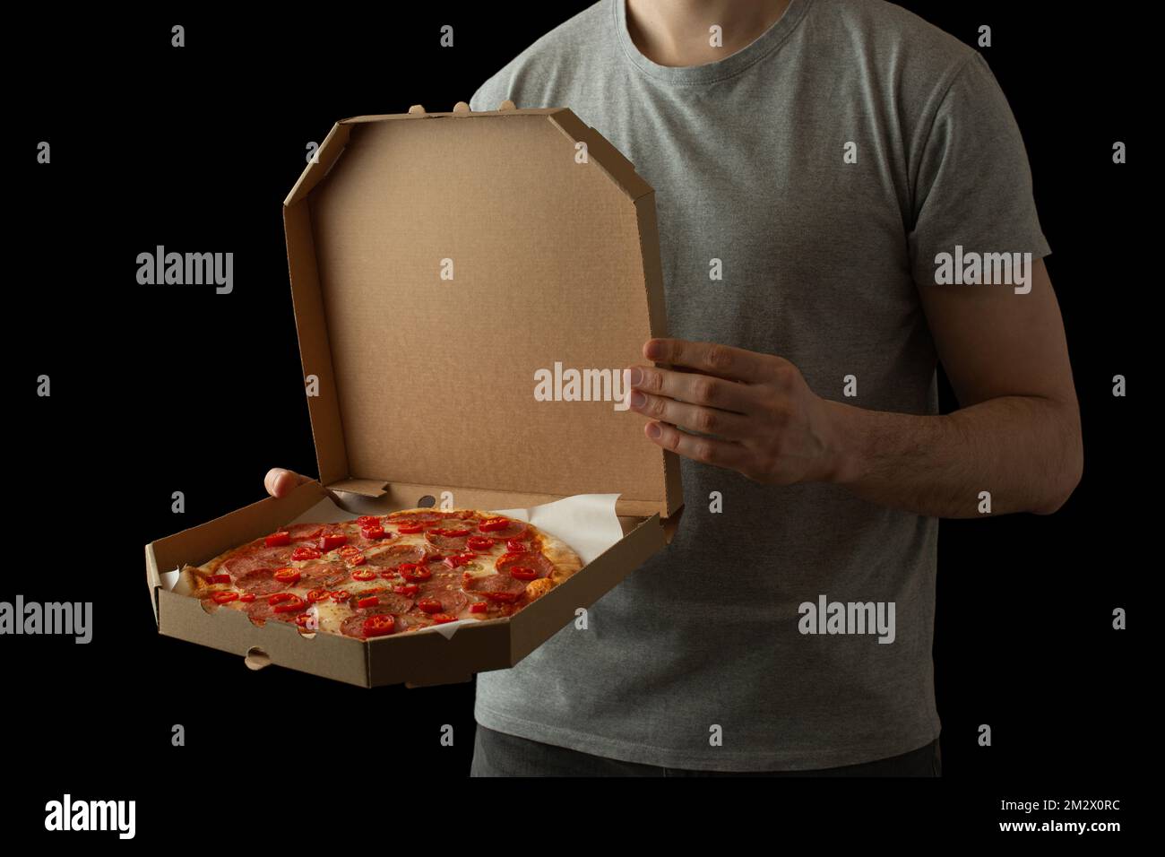 Un uomo con le scatole della pizza nelle sue mani. Consegna pizza Foto Stock