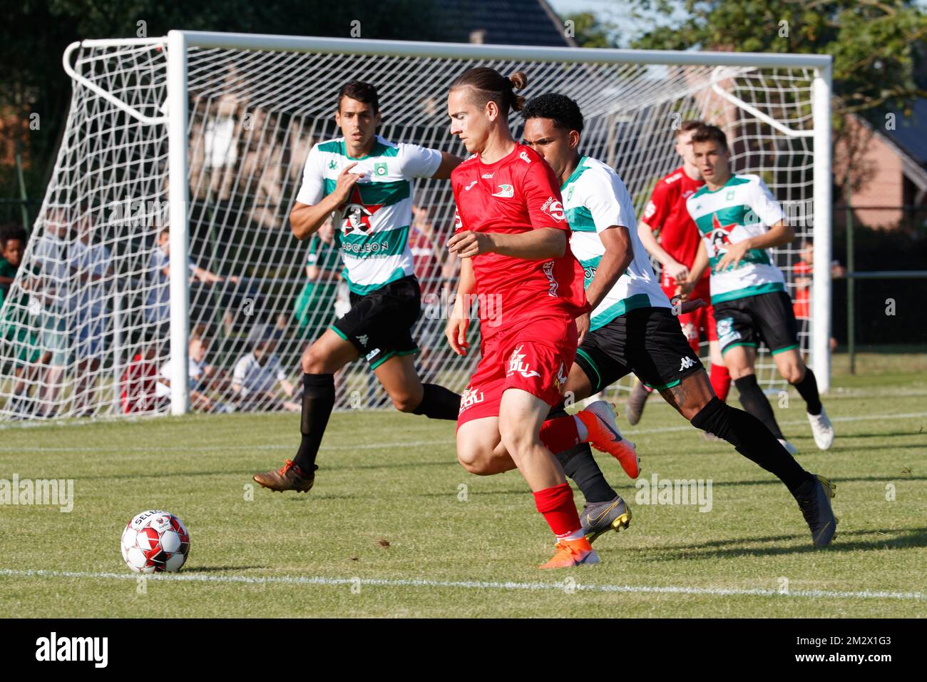 Blerind Morina di Oostende e da Silva Victor Alexander di Cercle combattono per la palla durante una partita amichevole tra le squadre del primo campionato Cercle Brugge e KV Oostende, sabato 29 giugno 2019 a Brugge, in preparazione della prossima stagione 2019-2020 della Jupiler Pro League. BELGA FOTO KURT DESPLENTER Foto Stock