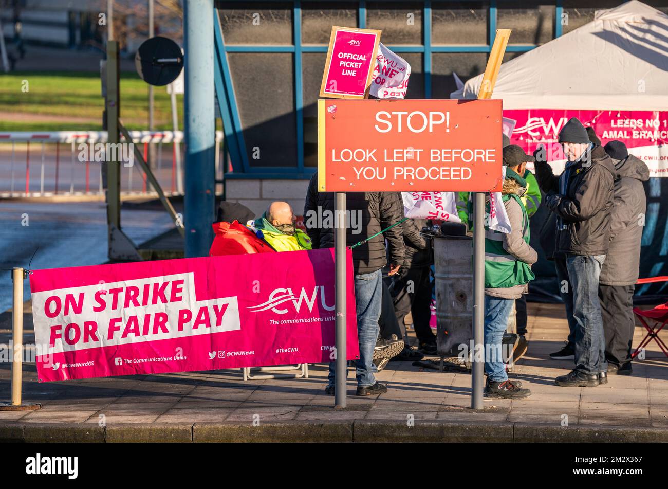 Membri della Communication Workers Union (CWU) sulla linea picket al di fuori del Leeds Mail Centre di Leeds, mentre i lavoratori della Royal Mail si scioperano nella sempre più aspra disputa su posti di lavoro, retribuzioni e condizioni. Data immagine: Mercoledì 14 dicembre 2022. Foto Stock