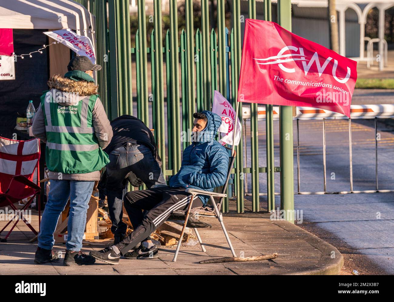 Membri della Communication Workers Union (CWU) sulla linea picket al di fuori del Leeds Mail Centre di Leeds, mentre i lavoratori della Royal Mail si scioperano nella sempre più aspra disputa su posti di lavoro, retribuzioni e condizioni. Data immagine: Mercoledì 14 dicembre 2022. Foto Stock
