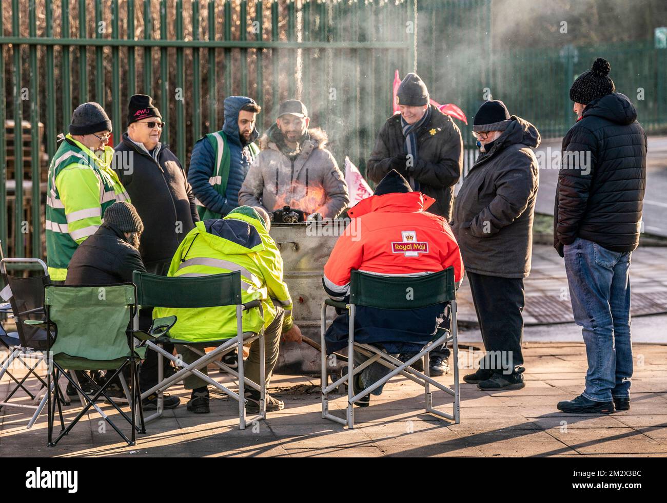 Membri della Communication Workers Union (CWU) sulla linea picket al di fuori del Leeds Mail Centre di Leeds, mentre i lavoratori della Royal Mail si scioperano nella sempre più aspra disputa su posti di lavoro, retribuzioni e condizioni. Data immagine: Mercoledì 14 dicembre 2022. Foto Stock