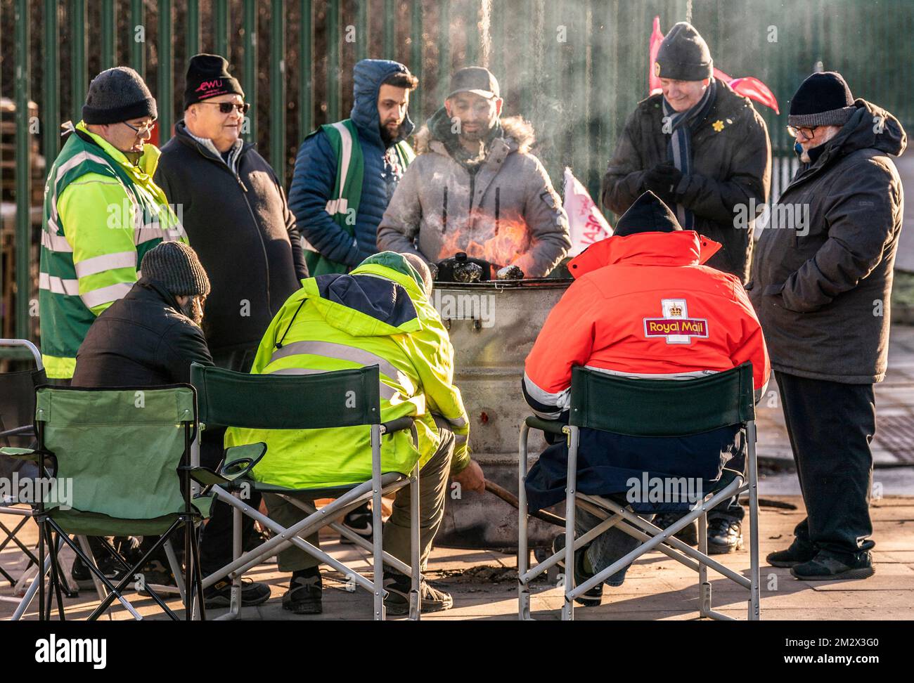 Membri della Communication Workers Union (CWU) sulla linea picket al di fuori del Leeds Mail Centre di Leeds, mentre i lavoratori della Royal Mail si scioperano nella sempre più aspra disputa su posti di lavoro, retribuzioni e condizioni. Data immagine: Mercoledì 14 dicembre 2022. Foto Stock