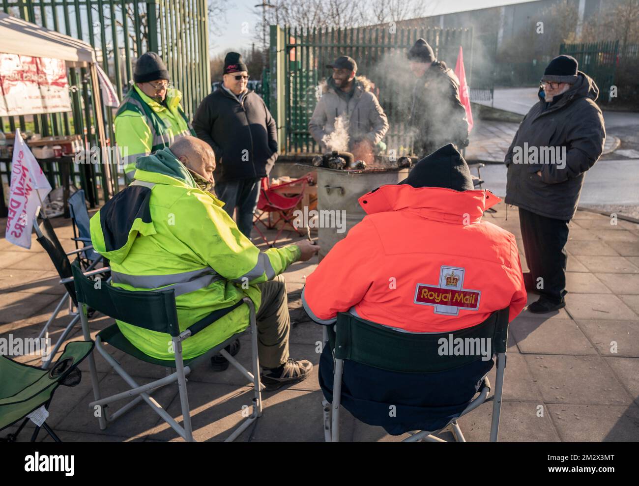 Membri della Communication Workers Union (CWU) sulla linea picket al di fuori del Leeds Mail Centre di Leeds, mentre i lavoratori della Royal Mail si scioperano nella sempre più aspra disputa su posti di lavoro, retribuzioni e condizioni. Data immagine: Mercoledì 14 dicembre 2022. Foto Stock