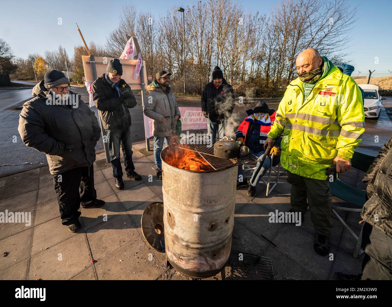 Membri della Communication Workers Union (CWU) sulla linea picket al di fuori del Leeds Mail Centre di Leeds, mentre i lavoratori della Royal Mail si scioperano nella sempre più aspra disputa su posti di lavoro, retribuzioni e condizioni. Data immagine: Mercoledì 14 dicembre 2022. Foto Stock