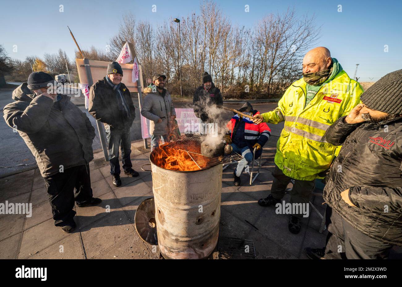 Membri della Communication Workers Union (CWU) sulla linea picket al di fuori del Leeds Mail Centre di Leeds, mentre i lavoratori della Royal Mail si scioperano nella sempre più aspra disputa su posti di lavoro, retribuzioni e condizioni. Data immagine: Mercoledì 14 dicembre 2022. Foto Stock