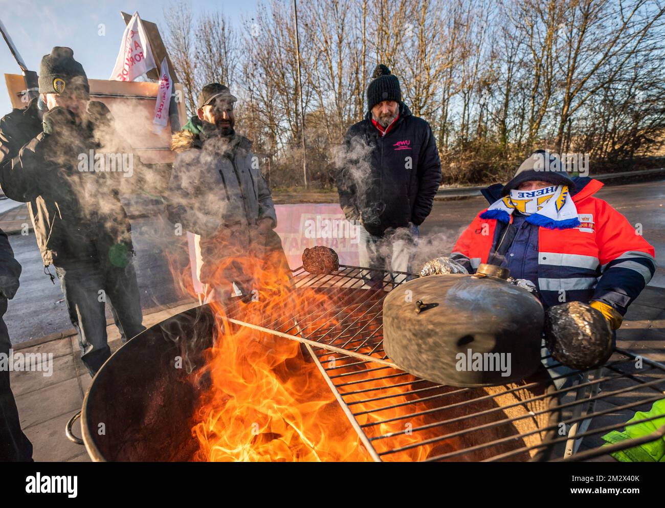 Membri della Communication Workers Union (CWU) sulla linea picket al di fuori del Leeds Mail Centre di Leeds, mentre i lavoratori della Royal Mail si scioperano nella sempre più aspra disputa su posti di lavoro, retribuzioni e condizioni. Data immagine: Mercoledì 14 dicembre 2022. Foto Stock
