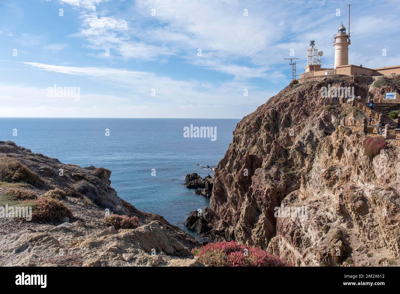 Vista del faro di Mesa de Roldan nel Parco Nazionale di Cabo de Gata, provincia di Almeria, Andalusia, Spagna Foto Stock