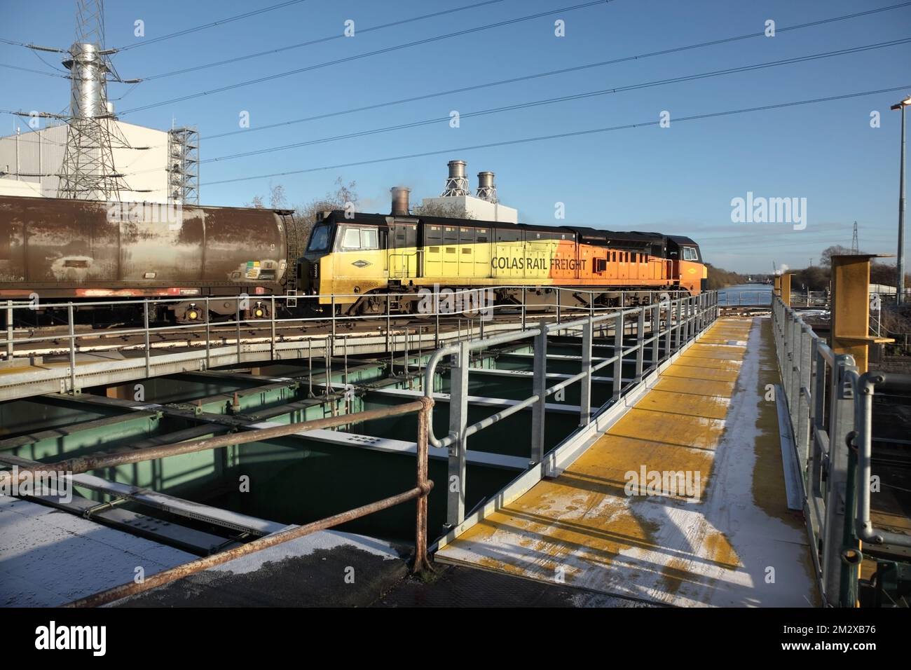 La classe di trasporto ferroviario Colas 70 loco 70808 trasporta il servizio 6Z59 0824 Jarrow Prax alla raffineria di olio Lindsey sul canale Stainforth & Keadby il 14/12/22. Foto Stock