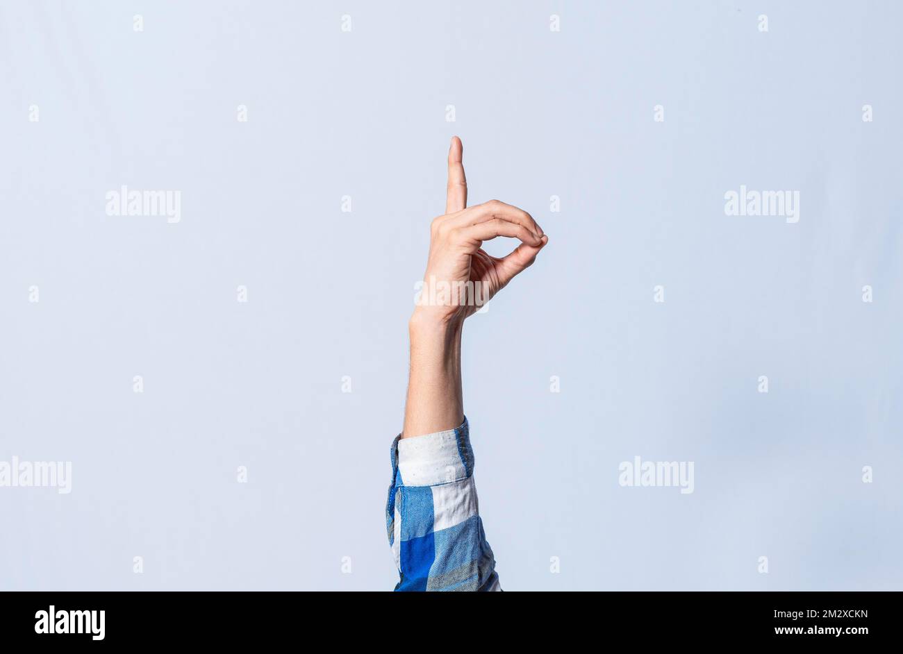 Mano gestendo la lettera D in linguaggio dei segni su sfondo isolato. Mano dell'uomo che gestiva la lettera D dell'alfabeto isolato. Lettere del Foto Stock