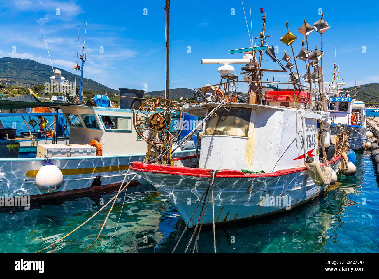 Le barche da pesca si ancorano nel porto di Marina di campo, Elba, Arcipelago Toscano, Toscana, Italia Foto Stock