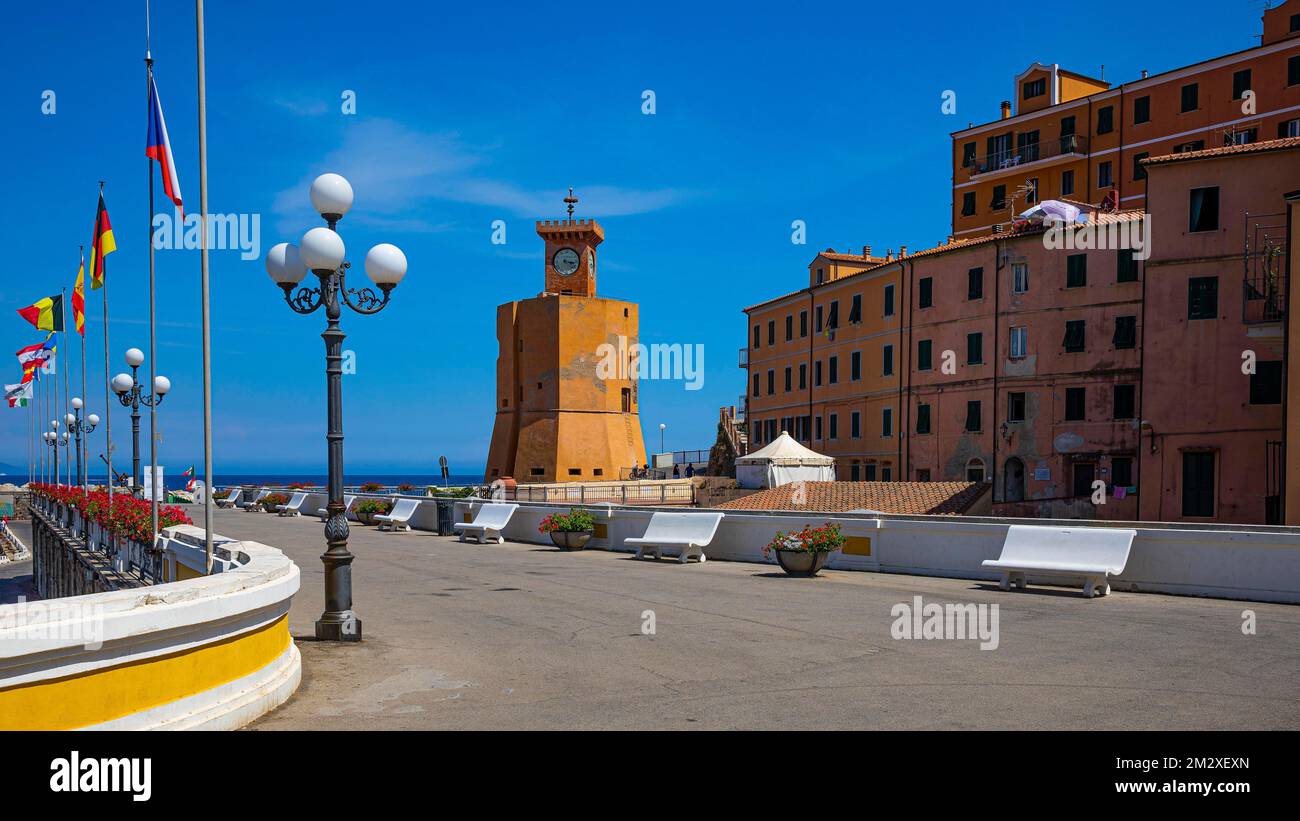 Faro vicino alle case in facciate color pastello, Rio Marina, Elba, Arcipelago Toscano, Toscana, Italia Foto Stock