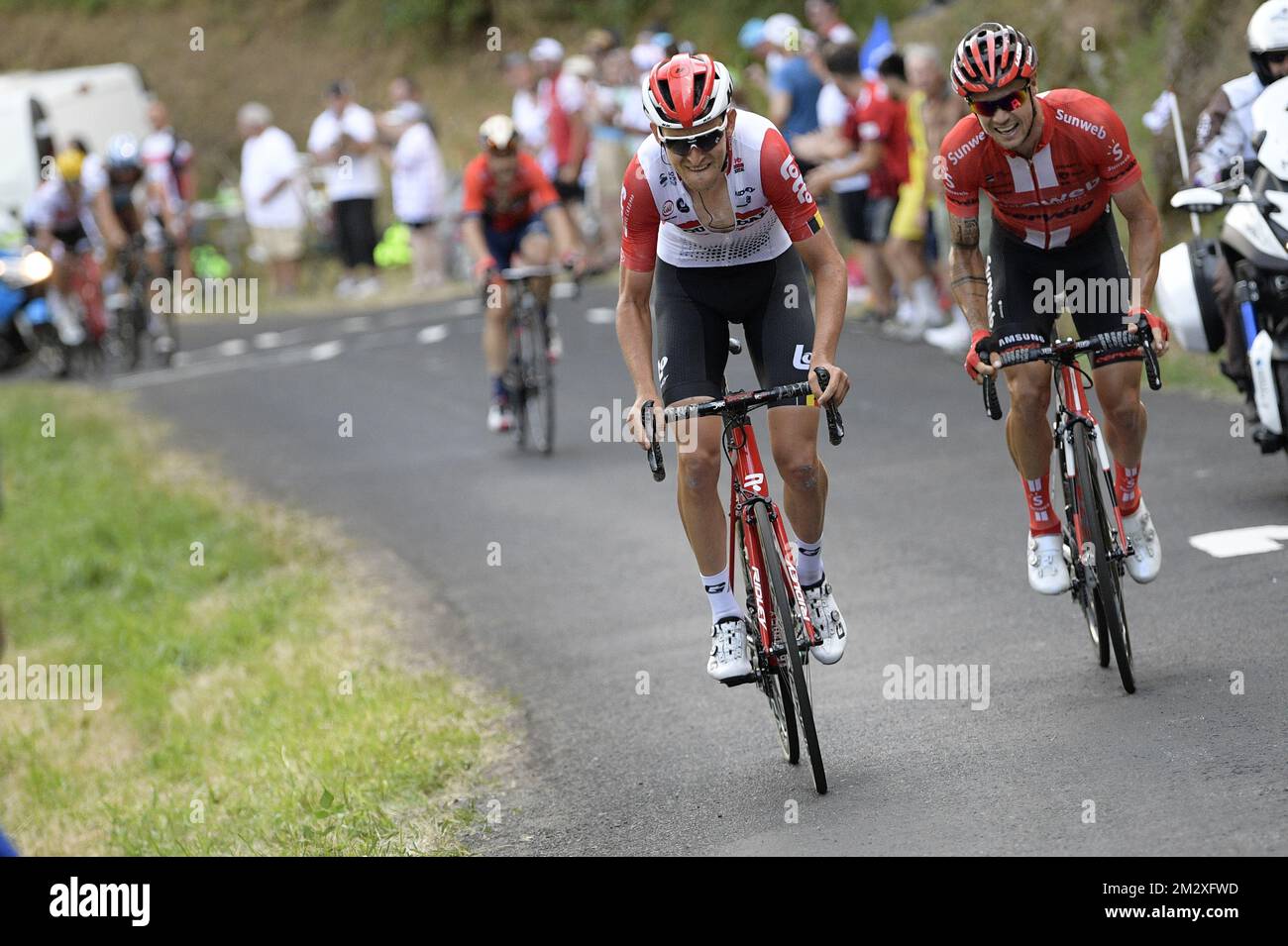 Il belga Tiesj Benoot di Lotto Soudal e l'irlandese Nicholas Roche del Team Sunweb hanno mostrato in azione durante la nona tappa dell'edizione 106th del Tour de France, da Saint-Etienne a Brioude (170,5 km), domenica 14 luglio 2019 in Francia. Il Tour de France di quest'anno inizia a Bruxelles e si svolge dal 6th al 28th luglio. FOTO DI BELGA YORICK JANSENS Foto Stock