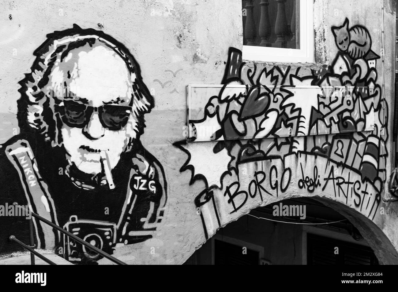 Arte di strada in Via F. Crispi, Capoliveri, fotografia in bianco e nero, Elba, Arcipelago Toscano, Toscana, Italia Foto Stock