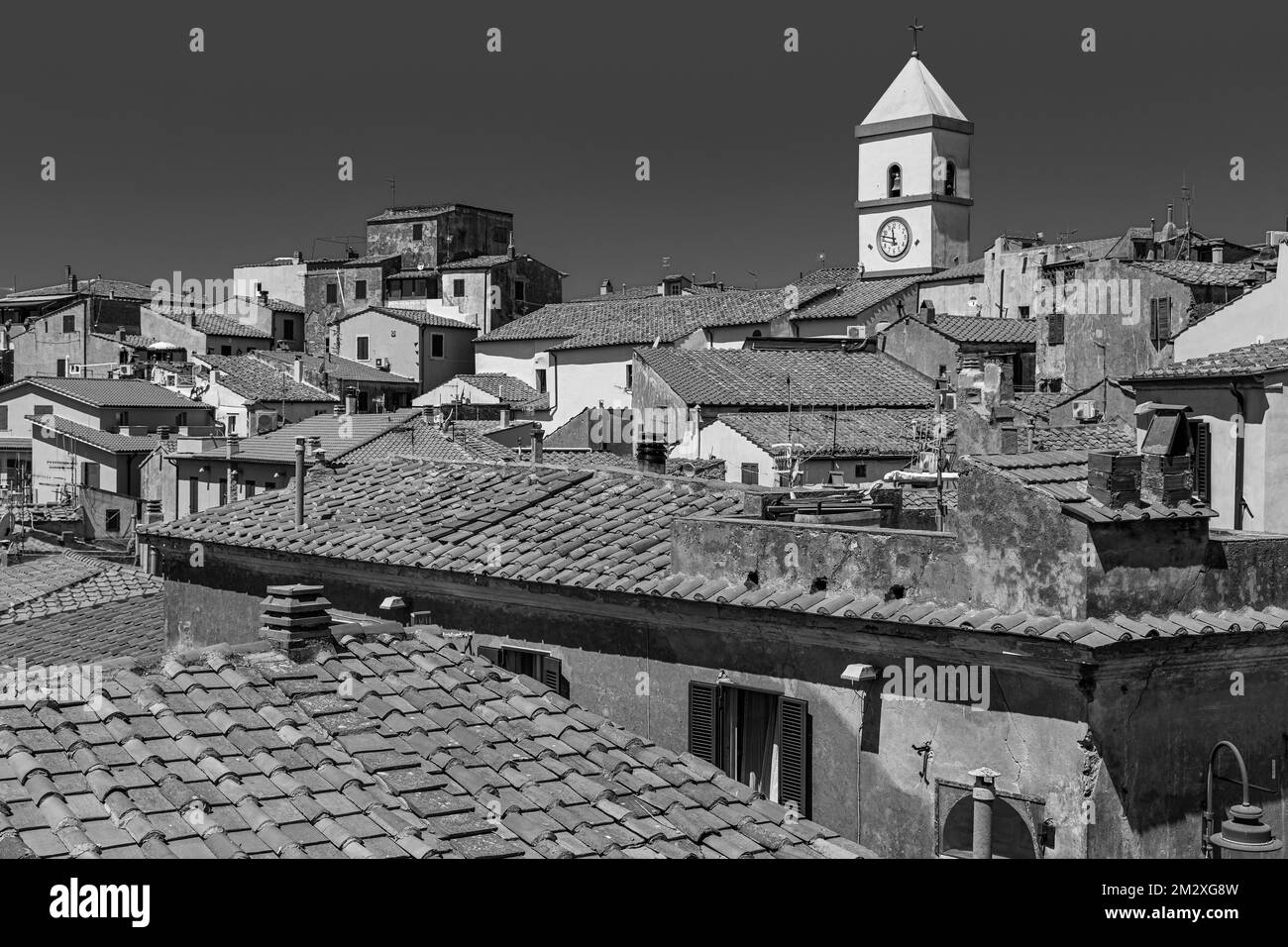 Sopra i tetti di Capoliveri, fotografia in bianco e nero, Elba, Arcipelago Toscano, Toscana, Italia Foto Stock