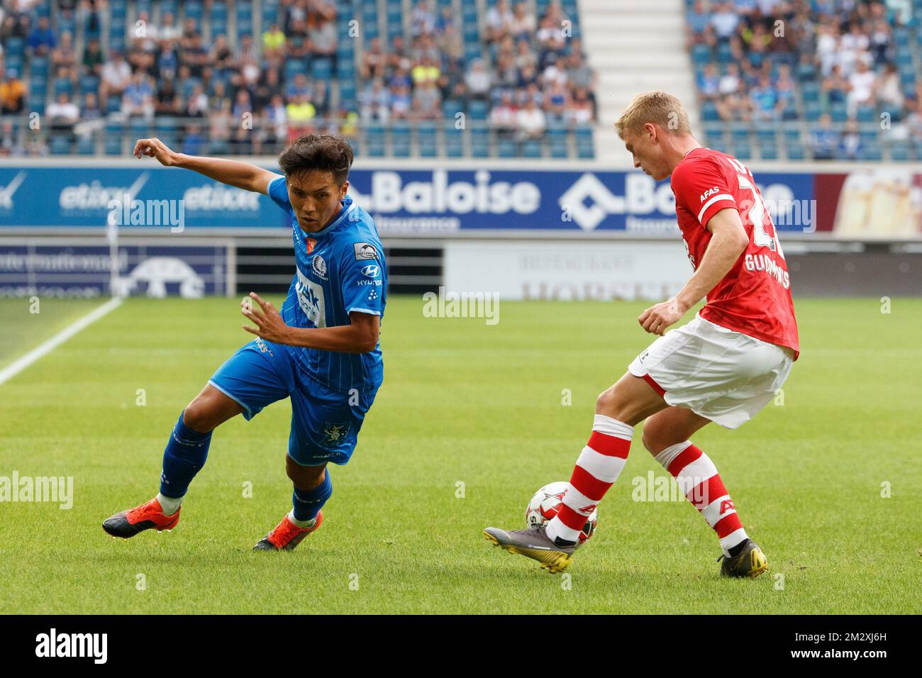 Yuya Kubo di Gent e Albert Gudmundsson combattono per la palla durante una partita di calcio amichevole tra la squadra belga KAA Gent e il club olandese AZ Alkmaar, mercoledì 17 luglio 2019 a Gent, in preparazione per l'inizio della stagione 2019-2020 del concorso belga Jupiler Pro League. BELGA FOTO KURT DESPLENTER Foto Stock