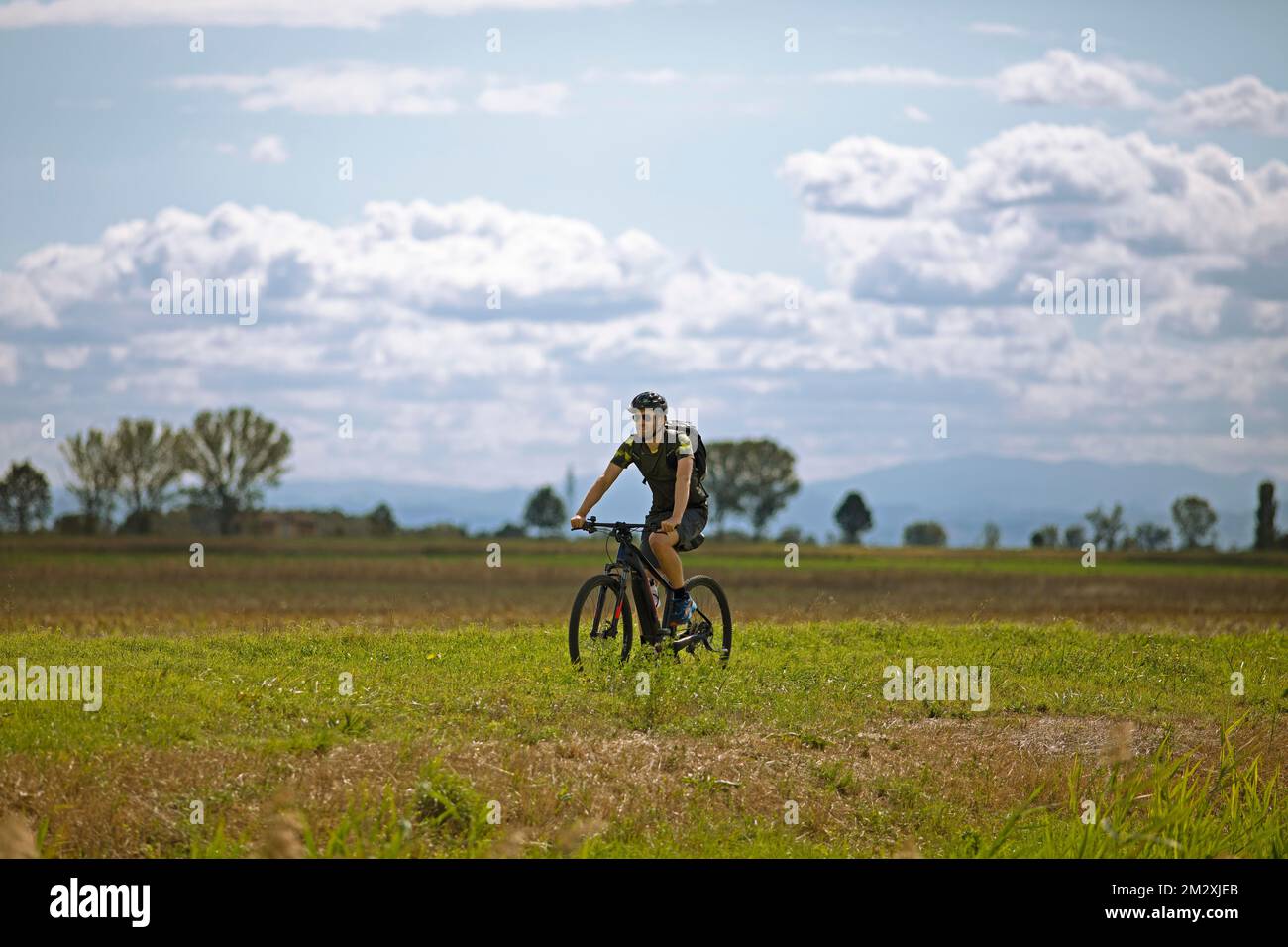 Man, 36 anni, con e-bike sulla Ciclovia del Sol, parte dell'Eurovelo 7, Enilia Romagna, Italia Foto Stock