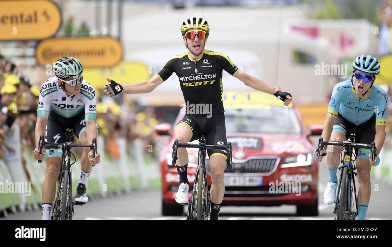 Il britannico Simon Yates di Mitchelton - Scott (C) festeggia la sua vittoria davanti allo spagnolo Pello Bilbao Lopez de Armentia del Pro Team Astana (R) e all'austriaco Gregor Muhlberger di Bora-Hansgohe lo sprint al termine della dodicesima tappa della 106th edizione del Tour de France, 209,5 km da Tolosa a Bagneres-de-Bigorre, Giovedi 18 luglio 2019 in Francia. Il Tour de France di quest'anno inizia a Bruxelles e si svolge dal 6th al 28th luglio. FOTO DI BELGA YORICK JANSENS Foto Stock