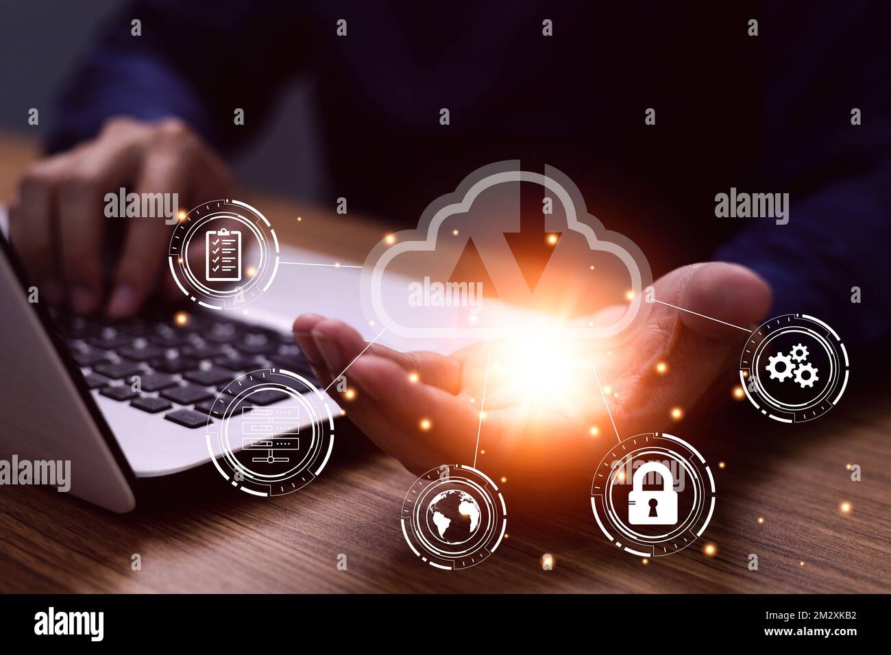 Uomo uso notebook con diagramma di cloud computing mostrato a portata di mano. Tecnologia cloud. Memorizzazione dei dati. Concetto di networking e servizi Internet Foto Stock