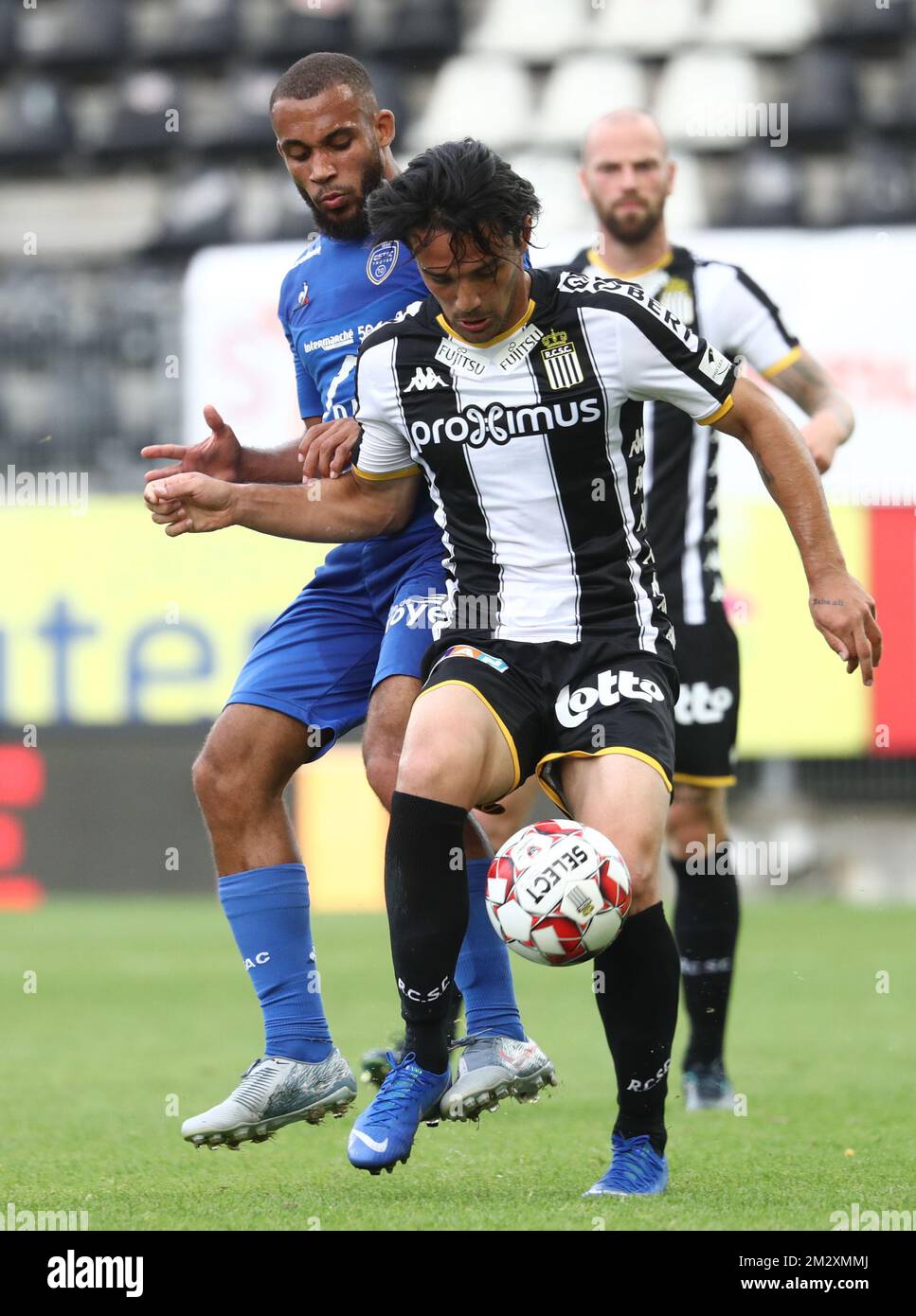 Omid Noorafkan di Charleroi combatte per la palla durante una partita di calcio amichevole tra il club belga Sporting Charleroi e la squadra francese Troyes AC, venerdì 19 luglio 2019 a Charleroi, in preparazione della prossima stagione 2019-2020 della Jupiler Pro League. BELGA PHOTO VIRGINIE LEFOUR Foto Stock