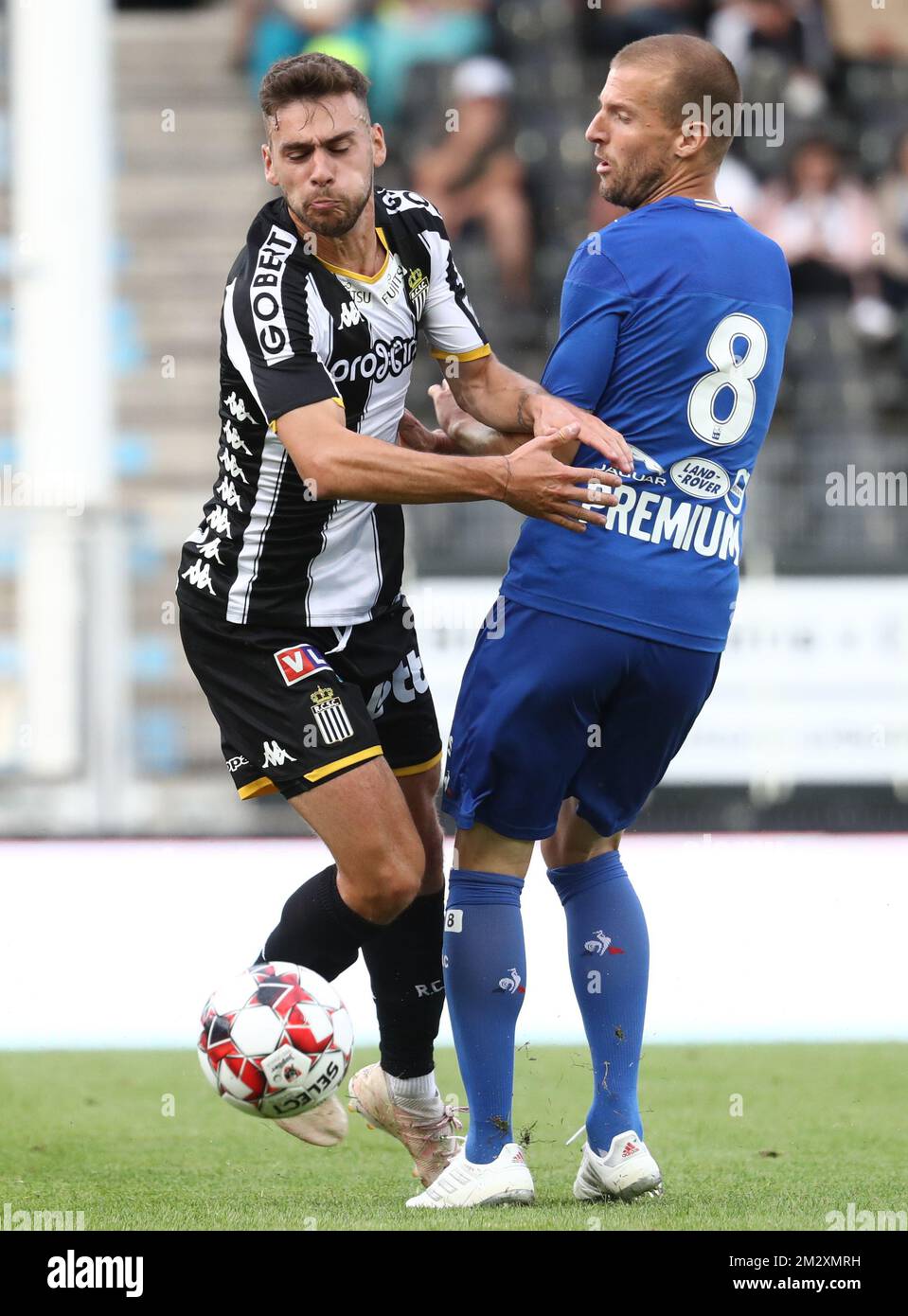 Massimo Bruno di Charleroi combatte per la palla durante una amichevole partita di calcio tra il club belga Sporting Charleroi e la squadra francese Troyes AC, venerdì 19 luglio 2019 a Charleroi, in preparazione della prossima stagione 2019-2020 della Jupiler Pro League. BELGA PHOTO VIRGINIE LEFOUR Foto Stock