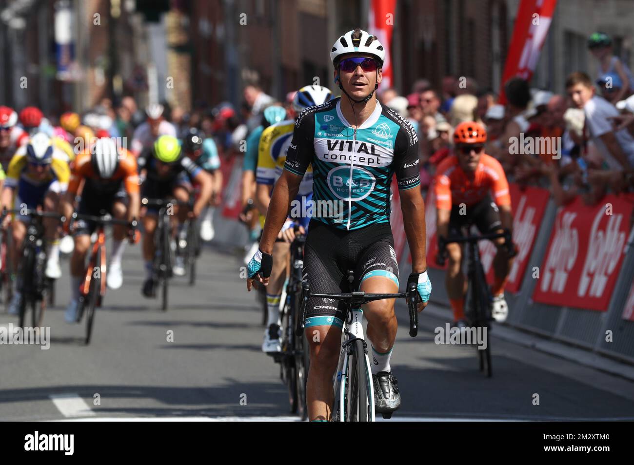 Francese Bryan Coquard of Vital Concept - B&B Hotels festeggia la sua vittoria alla 53nd edizione della gara ciclistica di un giorno 'Grand Prix Pino Cerami', giovedì 25 luglio 2019. La gara è stata originariamente 209,1 km da Saint-Ghislain a Frameries, ma sarà abbreviato di più o meno 50km a causa dell'onda di calore. BELGA PHOTO VIRGINIE LEFOUR Foto Stock