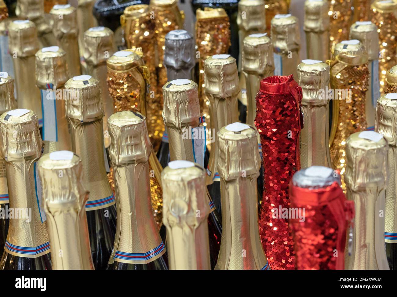 Bottiglie di champagne o vino frizzante in casse con paillettes dorate e  rosse Foto stock - Alamy