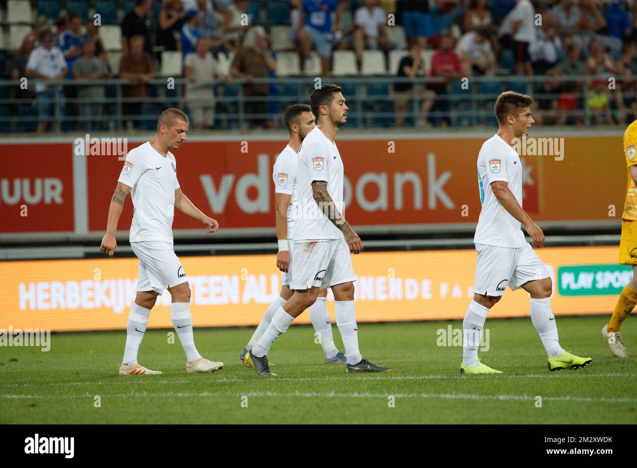 I giocatori di Viitorul dopo aver perso una partita di calcio tra la squadra belga KAA Gent e il club rumeno FC Viitorul Constanta, la prima tappa del secondo turno di qualificazione della UEFA Europa League, giovedì 25 luglio 2019 a Gent. BELGA FOTO KURT DESPLENTER Foto Stock