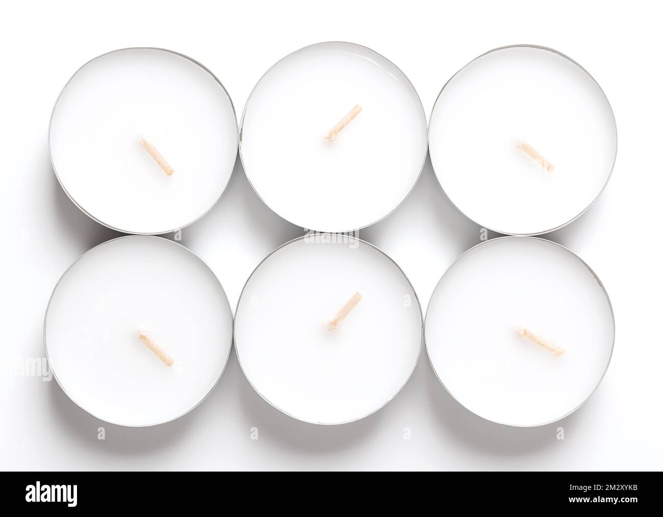 Gruppo di maxi tealights, luci da tè a lunga durata, grandi candele da tè, anche conosciuto come luci notturne. Tea lites, t-lites o t-candles in sottili tazze di metallo. Foto Stock