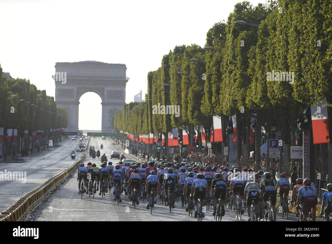 L'illustrazione mostra il pacchetto di ciclisti alla tappa finale della 106th edizione della gara ciclistica Tour de France, da Rambouillet agli Champs-Elysees di Parigi (128km), Francia, domenica 28 luglio 2019. Il Tour de France di quest'anno inizia a Bruxelles e si svolge dal 6th al 28th luglio. FOTO DI BELGA YORICK JANSENS Foto Stock
