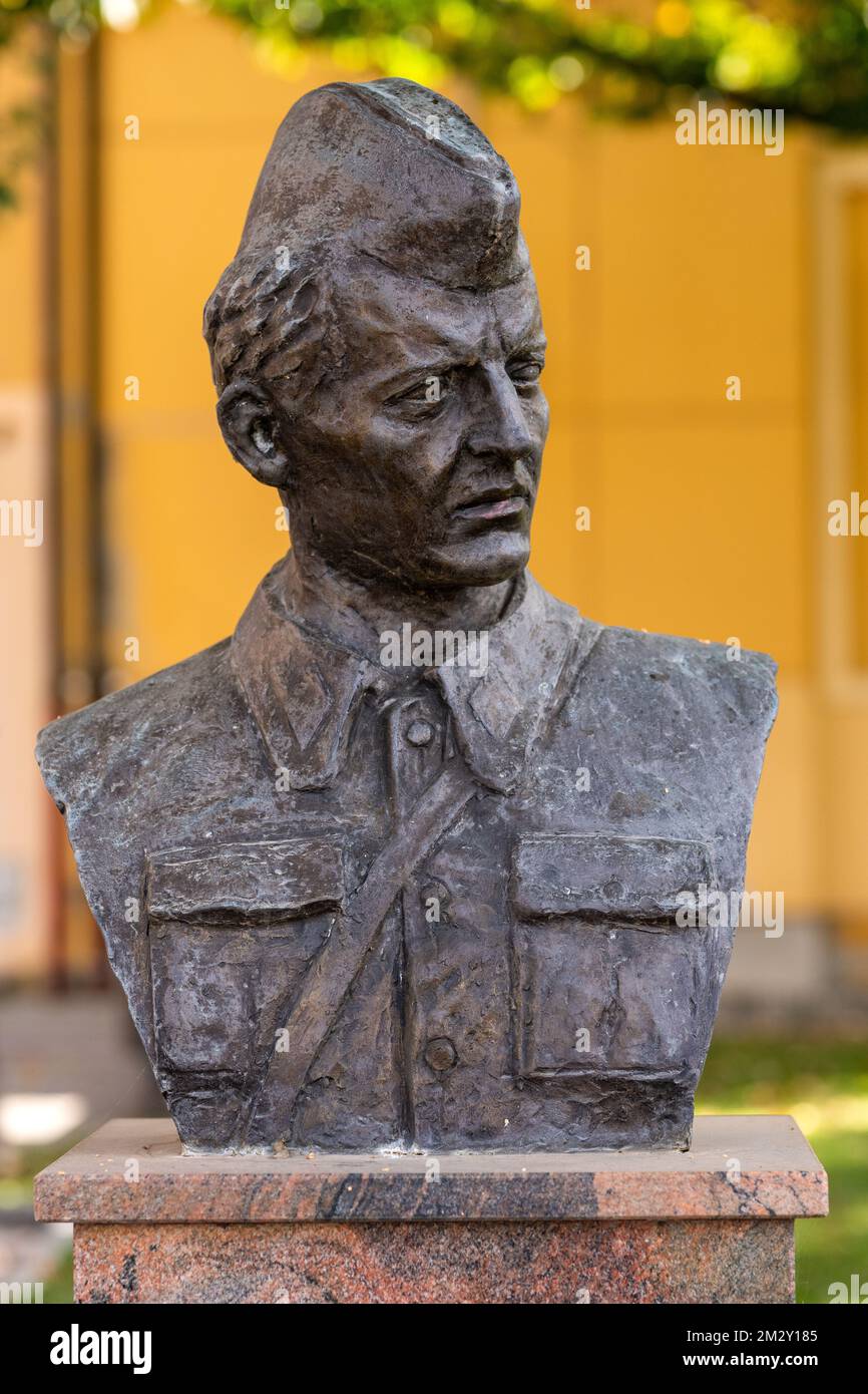 Apatin, Serbia - 22 ottobre 2022: Busto dell'eroe popolare della Jugoslavia della seconda guerra mondiale, Djoko Jovanic (1917-2000) Foto Stock