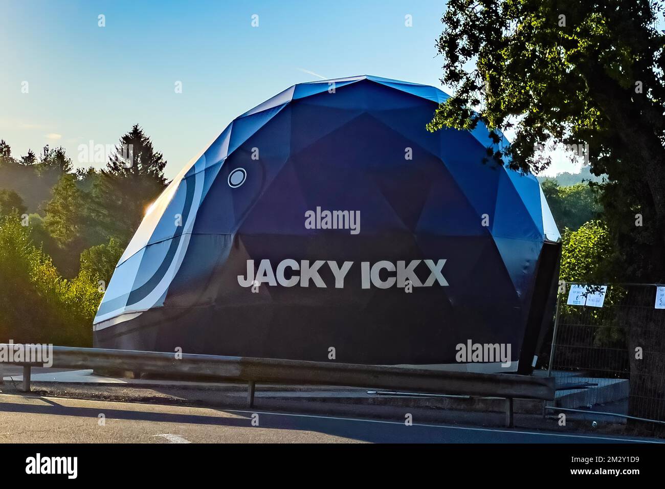 Open Air Museum spazio espositivo con esposizione sulla storia delle corse sotto forma di casco gigante con il nome del pilota di corse Jacky Ickx, Circuit Foto Stock