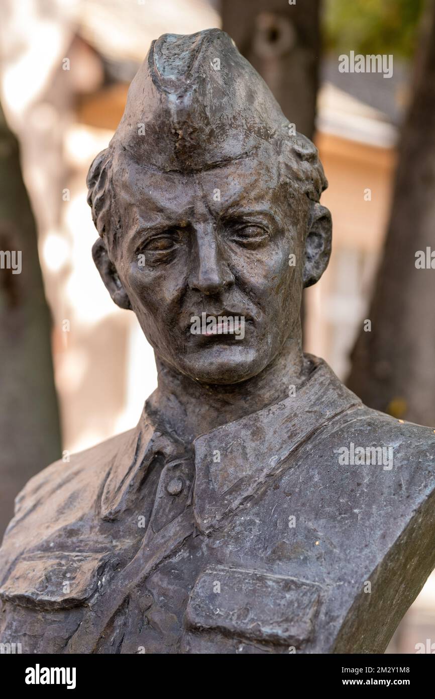 Apatin, Serbia - 22 ottobre 2022: Busto dell'eroe popolare della Jugoslavia della seconda guerra mondiale, Djoko Jovanic (1917-2000) Foto Stock