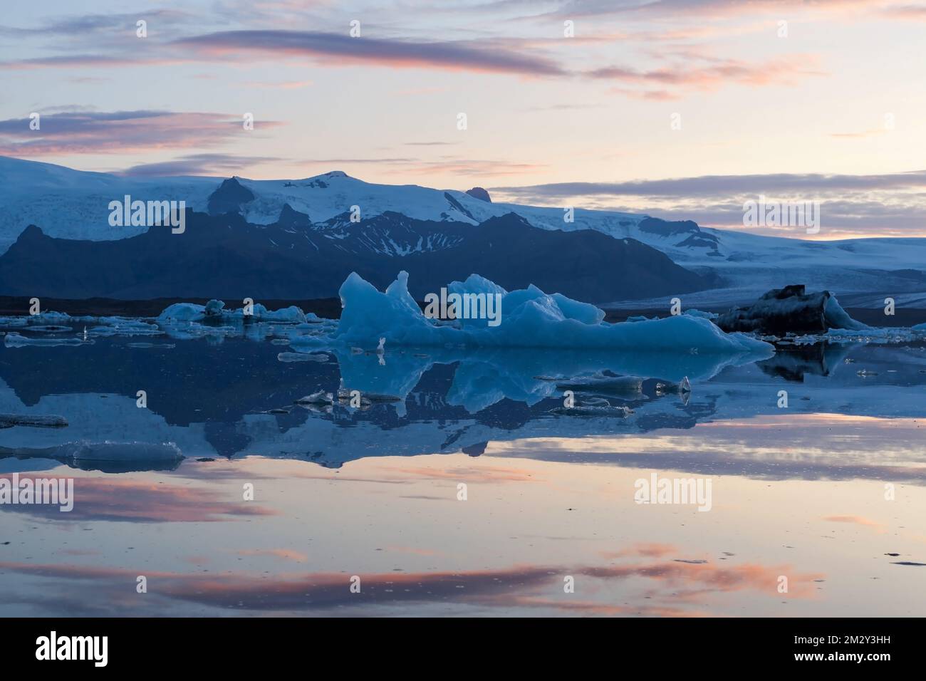 Splendido tramonto con iceberg in fusione di blu smeraldo turchese nella laguna del ghiacciaio Jokulsarlon, Islanda. Foto Stock