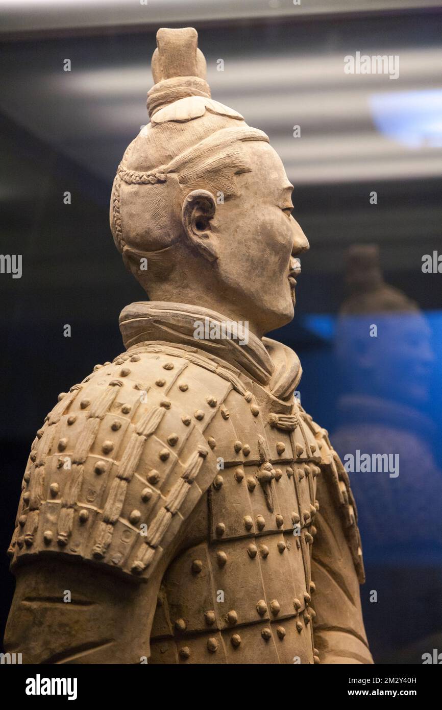 L'arciere in ginocchio, in terracotta cinese, scavato dal Pit 2 ed ora esposto ai turisti in quell'edificio. L'Esercito di Terracotta al Museo del Mausoleo dell'Imperatore Qinshihuang a Xi'an. PRC. Cina. (125) Foto Stock