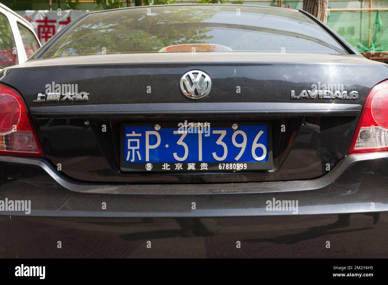 Posteriore con targa e modello scritto in caratteri cinesi / scritta VW Volkswagen auto / veicolo in Cina. Xian, Cina. (125) Foto Stock