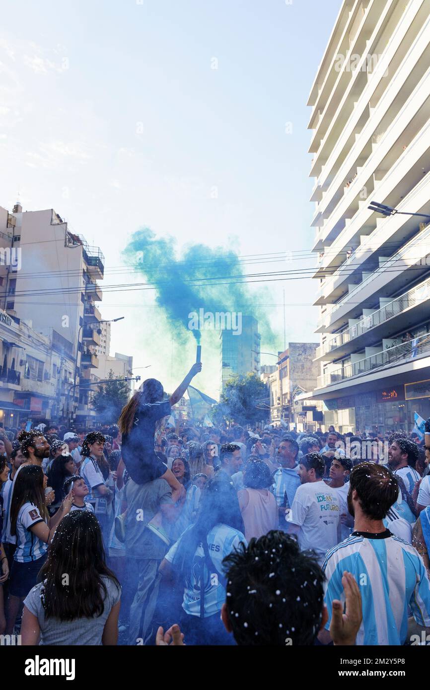 Buenos Aires, Argentina - 14 dicembre 2022: Gli appassionati di calcio argentini festeggiano la vittoria di una partita di calcio alla Coppa del mondo FIFA 2022 del Qatar. Foto di alta qualità Foto Stock