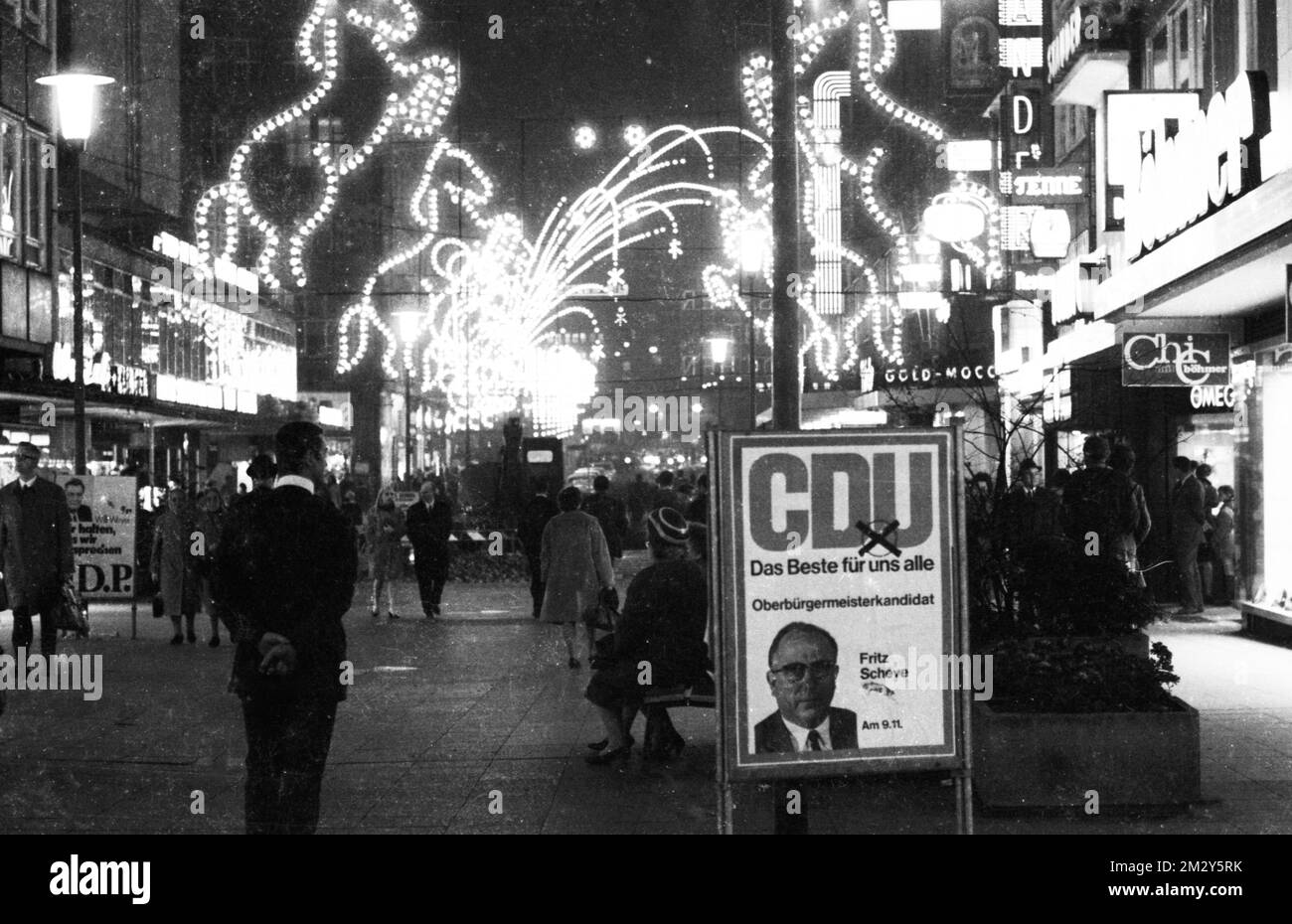 Le settimane della luce nella città di Essen, qui su 20. 12. 1969, ha portato molte persone nel centro della città, manifesti della campagna elettorale, Germania Foto Stock