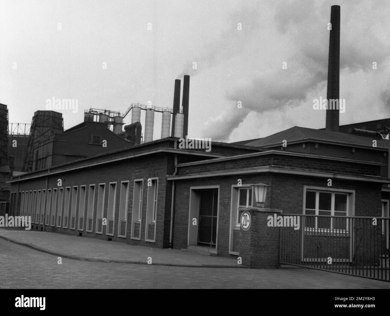Vivere, alloggiare e svago nelle vicinanze di miniere, fabbriche e binari ferroviari, come qui ad Altenboege-Boenen nel 1968, non è una situazione ideale Foto Stock