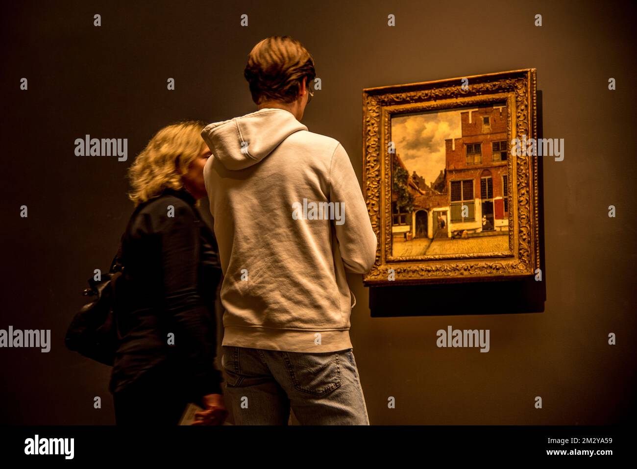 Amsterdam, Paesi Bassi. Dicembre 2022. I visitatori del Rijksmuseum di Amsterdam ammirano la strada di Vermeer. Foto di alta qualità Foto Stock
