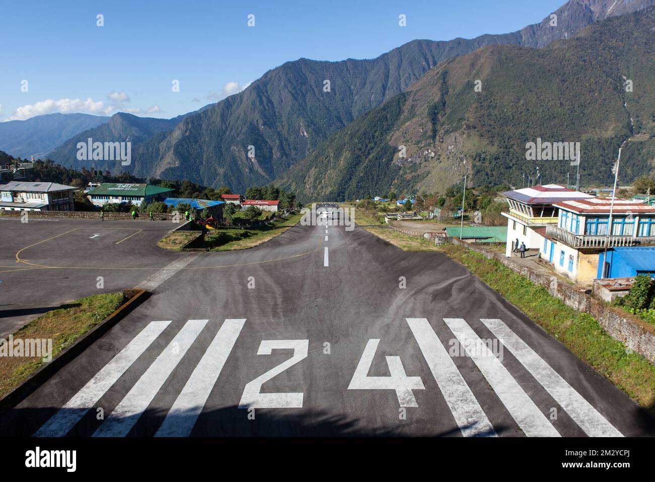 LUKLA/NEPAL - 18 OTTOBRE 2015: Pista di volo dell'aeroporto Tenzing-Hillary a Lukla, Himalaya, Nepal Foto Stock