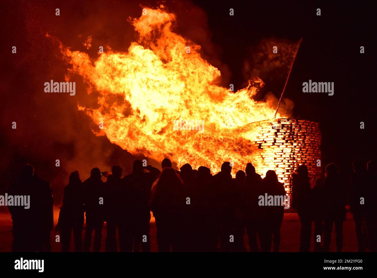 Scintilla il fuoco la Domenica Spark per guidare fuori l'inverno, le dogane, ad Allgaeu, Baviera, Germania Foto Stock