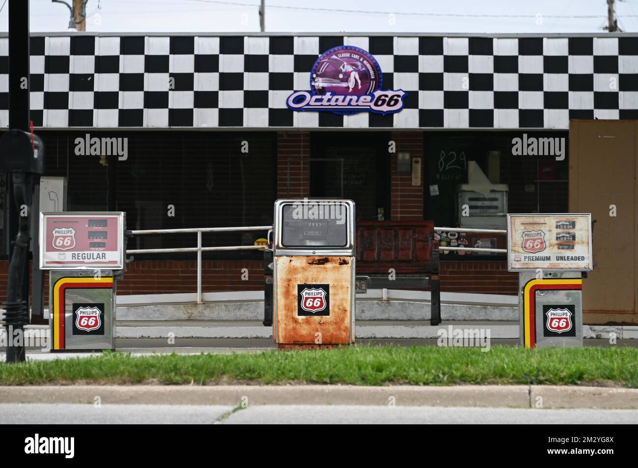 Vecchio distributore di benzina a Pontiac, Illinois, Stati Uniti d'America Foto Stock