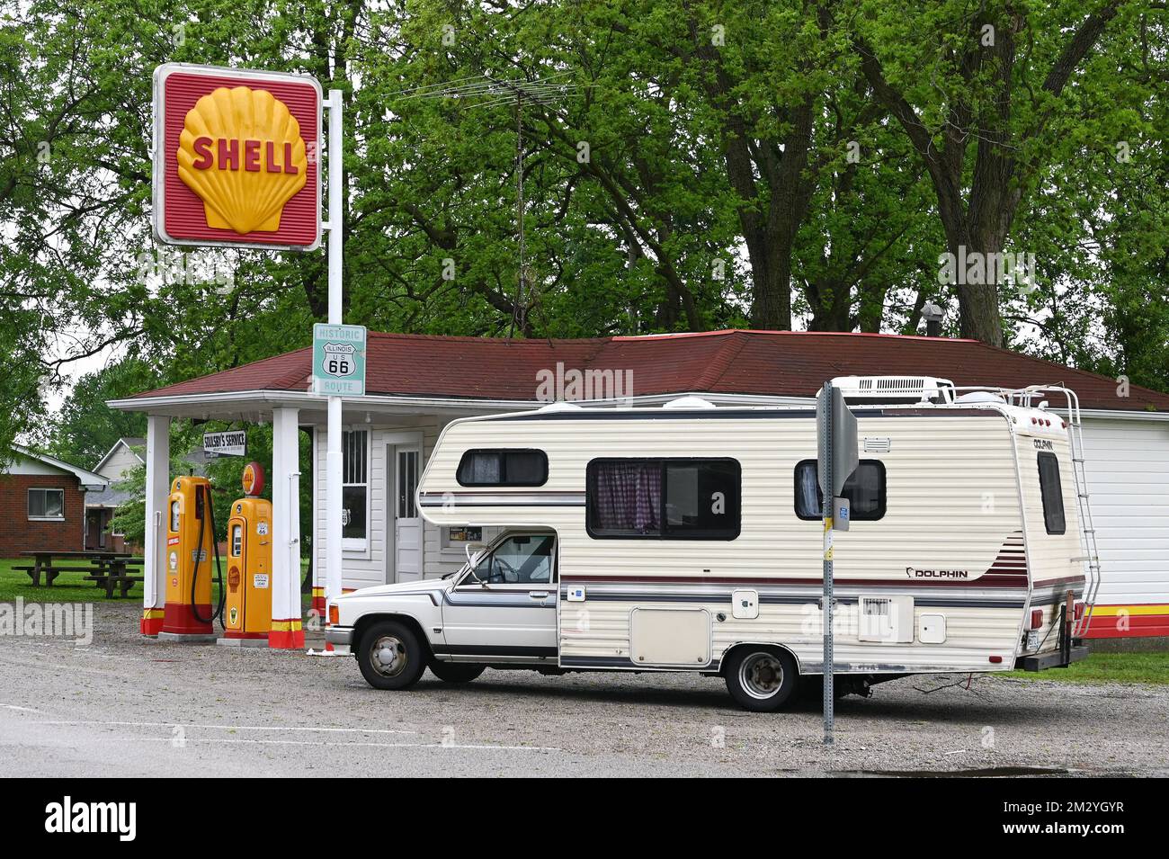 Camper di fronte alla 1926 Soulsby Shell Station, Mt. Olive, Illinois, Stati Uniti d'America Foto Stock