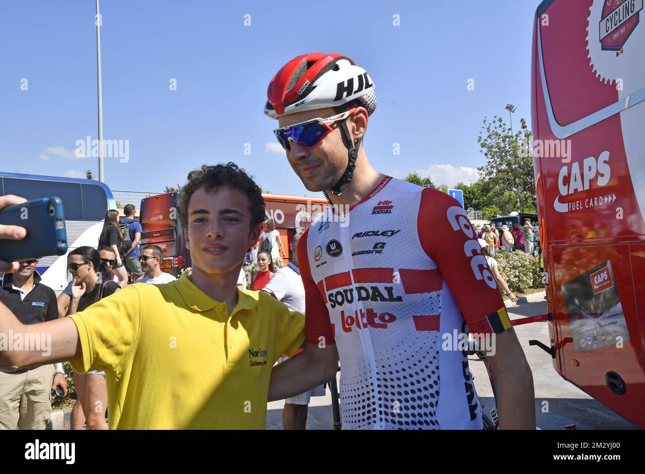 Il belga Sander Armee di Lotto Soudal si presenta per un fan alla seconda tappa della 2019° edizione della Vuelta a Espana', gara ciclistica in Tour di Spagna, 199,6km da Benidorm a Calpe, Spagna, domenica 25 agosto 2019. FOTO DI BELGA YUZURU SUNADA Foto Stock