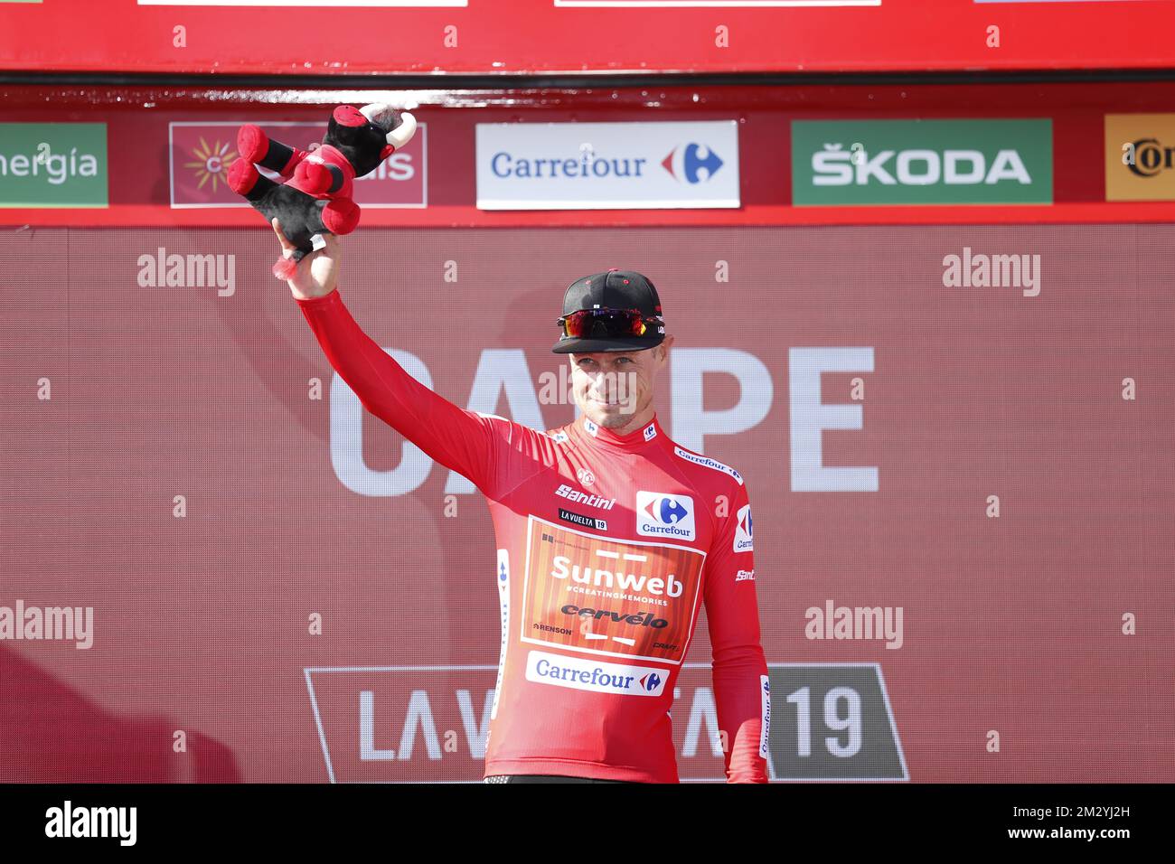 L'irlandese Nicholas Roche del Team Sunweb festeggia sul podio indossando la maglia rojo dopo la seconda tappa della 2019° edizione della 'Vuelta a Espana', Tour di Spagna gara ciclistica, 199,6km da Benidorm a Calpe, Spagna, domenica 25 agosto 2019. FOTO DI BELGA YUZURU SUNADA Foto Stock