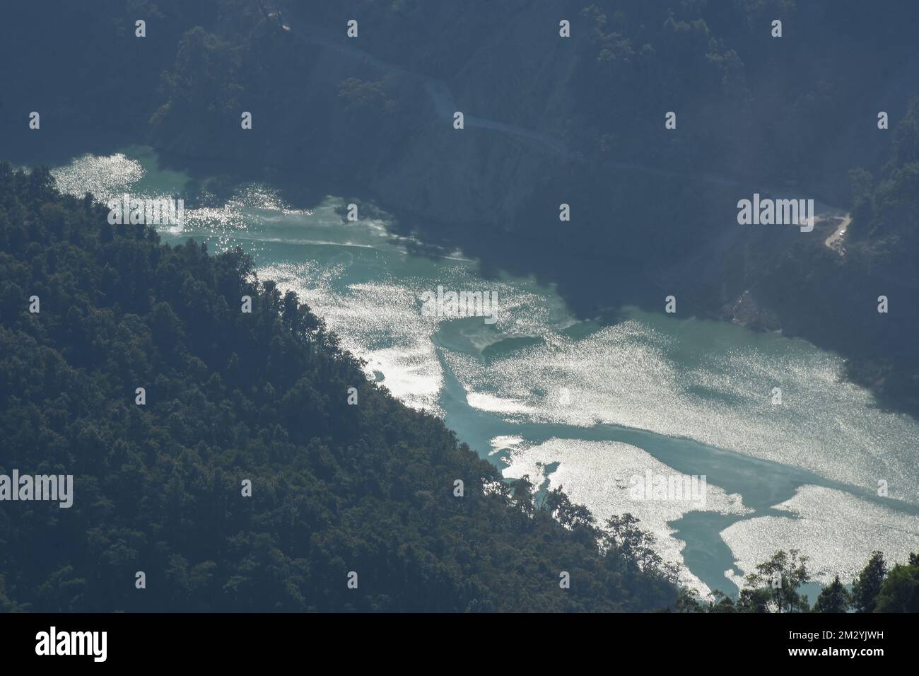Una vista aerea del fiume Teesta, scavare gole e anfratti. Vista da Durpin dara-Kalimpong Foto Stock