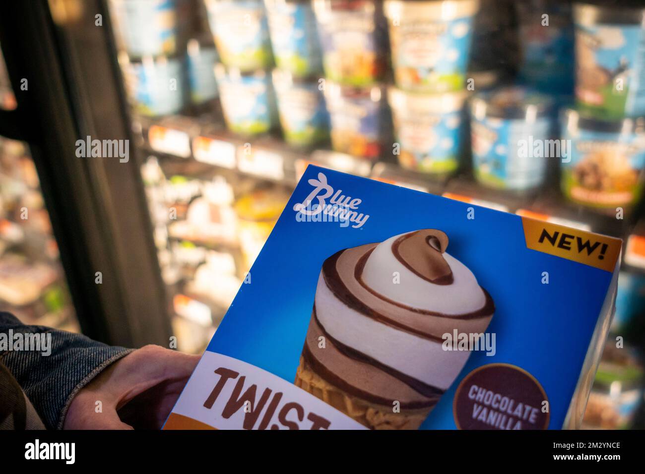 Un acquirente sceglie un pacchetto di gelato Blue Bunny “Twist Cones” in un supermercato a New York giovedì 8 dicembre 2022. La ditta italiana Ferrero ha annunciato che sta acquisendo Wells Enterprises maker di Blue Bunny, Halo Top e numerosi altri marchi. (© Richard B. Levine) Foto Stock