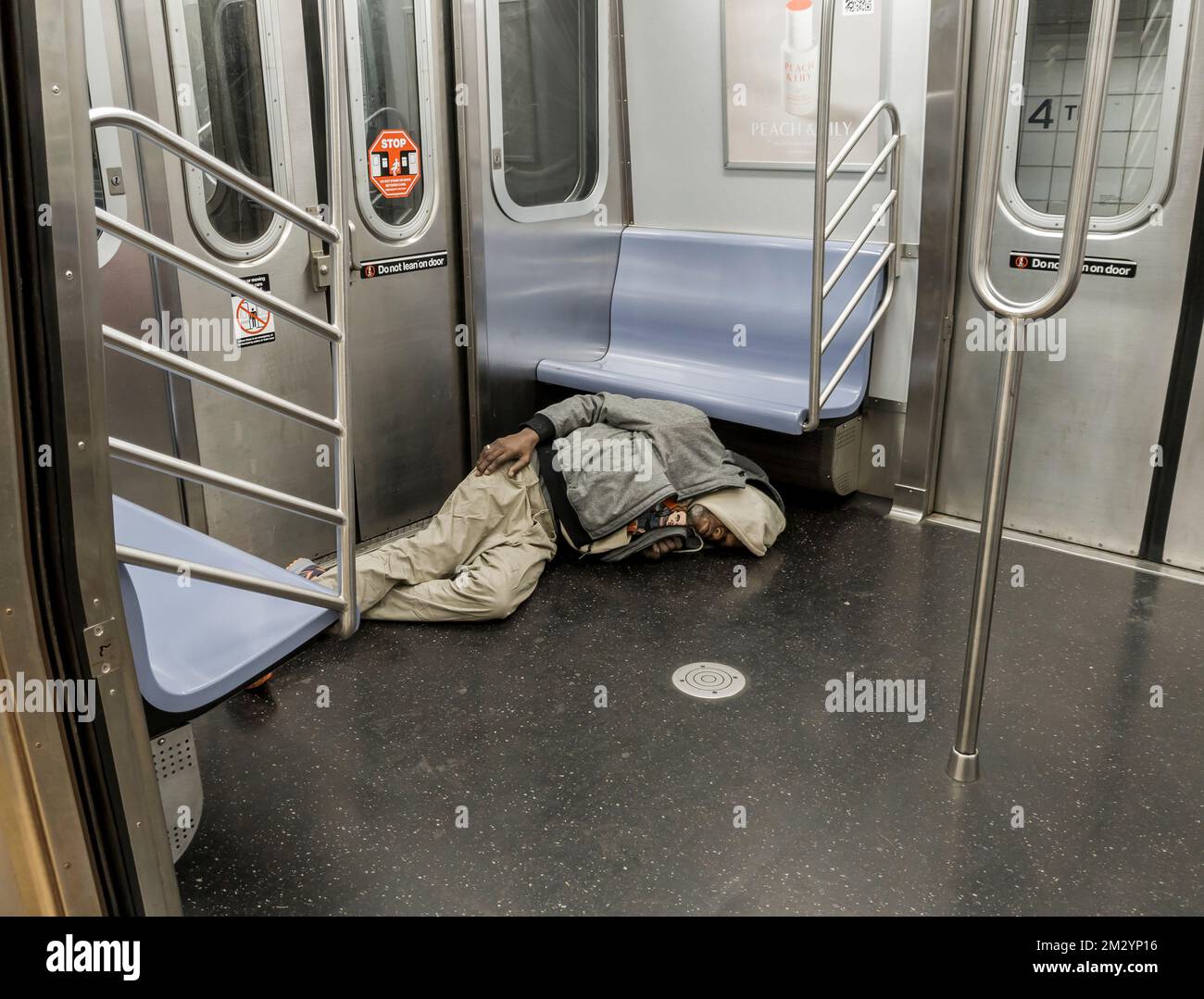 Senzatetto addormentato su un treno della metropolitana della linea C a New York venerdì 9 dicembre 2022. (© Richard B. Levine) Foto Stock